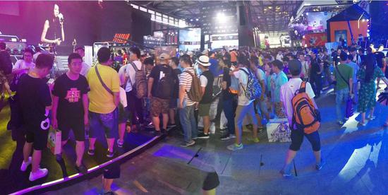 排队定制“身份牌”的人群