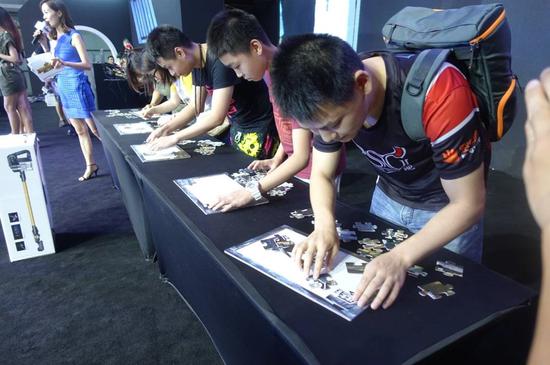 参加《装甲战争》拼图比赛的现场玩家