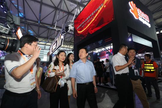 孙寿山及张毅君视察空中网展台