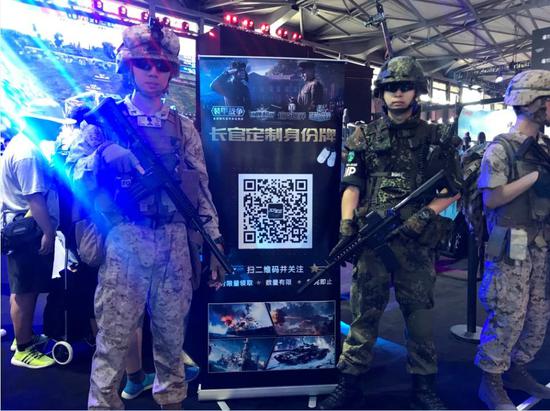 现场扫码关注“装甲战争”公众号即可定制“身份牌”