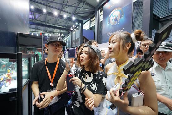 工作人员讲解DOTA2周边文化