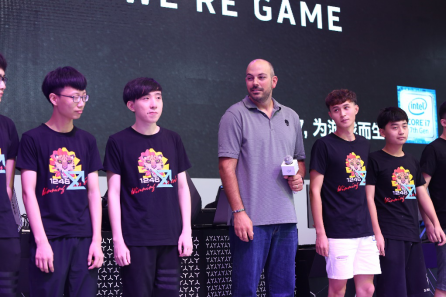 Frank Azor和即将比赛的队员