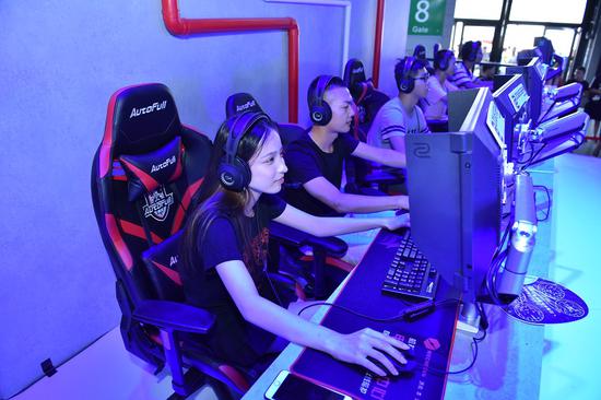 女解说KIKO神色轻松