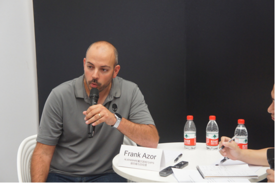 Frank在CJ现场接受媒体采访