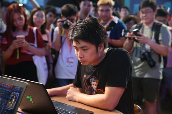 围棋之王柯洁现身昆特牌展台 与"杰洛特"酣战