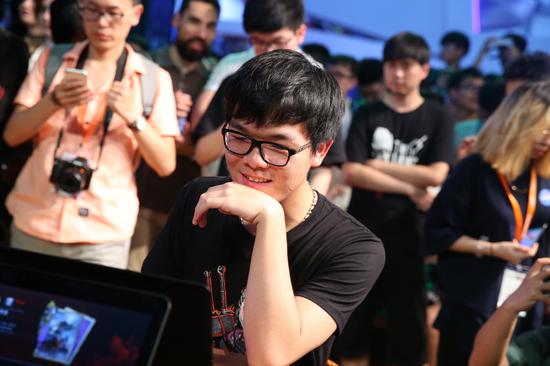 围棋之王柯洁现身昆特牌展台 与"杰洛特"酣战