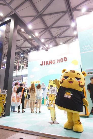 姜小虎站在展区门口迎接来客