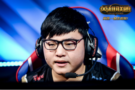 Uzi此前祭出本命薇恩大杀四方