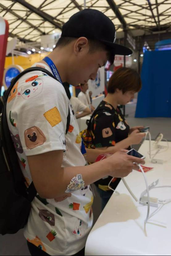 　　康得新K2可切换技术的裸眼3D手机，搭载康得新开发的裸眼3D手游《捕鱼奇兵》，能够舒适呈现立体的海底世界，具有很强的趣味性