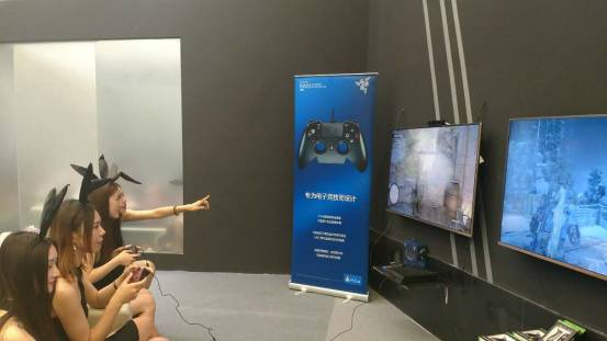 康得新55英寸裸眼3D屏适合于激烈火爆的足球、街霸等对战游戏