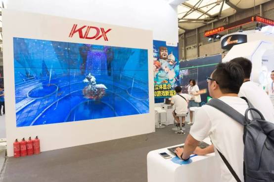 　　玩家体验裸眼3D版《长生诀》，该游戏由康得新旗下“Z+游戏”与天朗公司联合推出，有着丰富的剧情和人物，在3*3*55寸裸眼3D拼接屏上，游戏效果极佳，沉浸感强，具有史诗级影片感觉