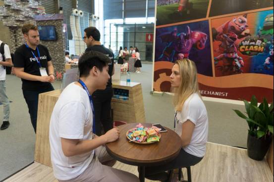 海外客户与康得新裸眼3D游戏负责人洽谈裸眼3D深度合作