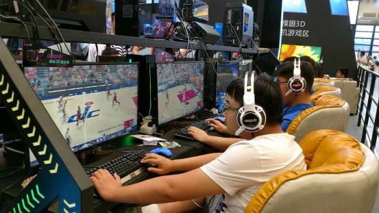 　　由康得新自主研发的全球首款采用XYZ weaving可近距离长时观看防眩晕的32寸裸眼3D显示屏在China Joy上首发，效果逼真，沉浸感强烈，用于角色扮演游戏，具有很强带入感