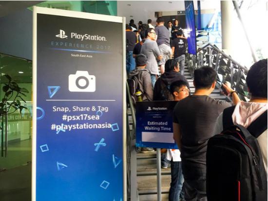 PlaystationExperience展会外排队的玩家