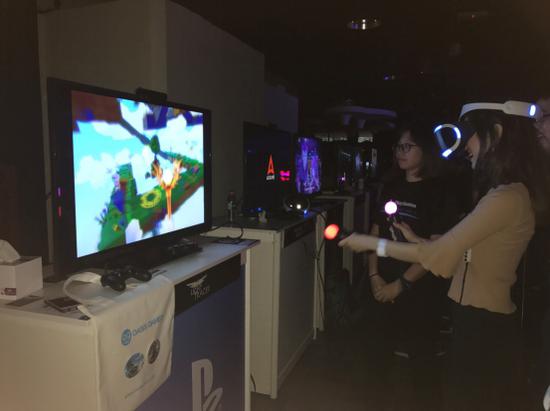 PlaystationExperience上体验《Light Tracer（光之追迹者）》的玩家