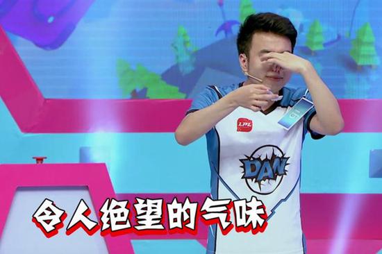 阿伟品尝猫屎味黑暗料理