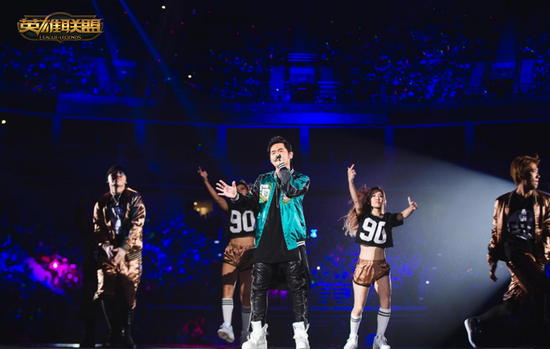 周杰伦五周年献唱《英雄》