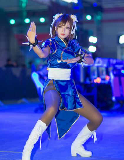 近于完美的春丽cos!街霸第一美腿