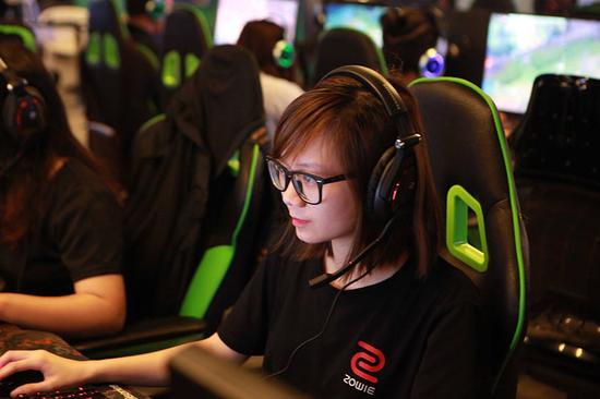 比赛中的越南CS：GO女选手