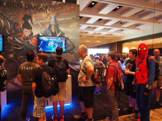 PAX West在绿洲游戏《Hidden Dragon Legend（隐龙传）》展台前排队的玩家