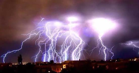 渡劫飞升原来是真的广州海心沙空中惊现神秘人渡雷劫