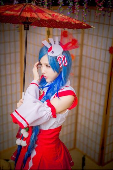 大乔神还原cos白丝长腿小姐姐