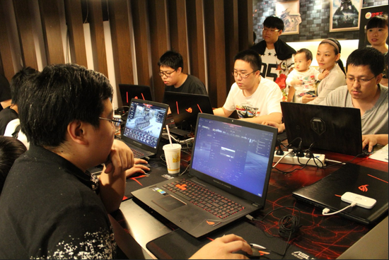 参赛玩家聚精会神全力对战