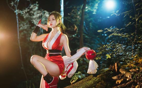 不知火舞cos 凸显傲人身材