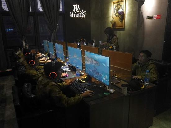 玩家正在进行激烈的线下对抗赛