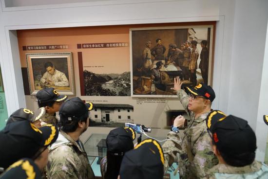 空中网工作人员在为玩家讲述王诤将军生前事迹