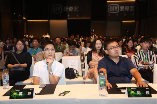 掌上互动ceo黄坤（左）爱奇艺领导：刘佳（右）