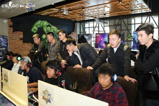 冠军队伍翼世纪网管战队正在观看其他战队比赛