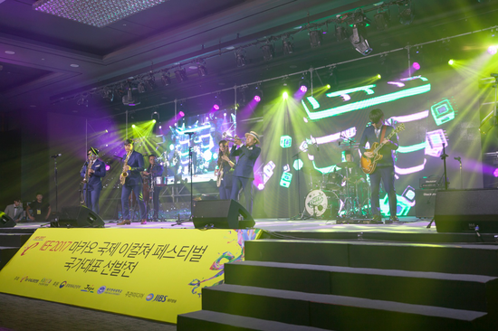 图片5 south carnival乐队现场献歌。