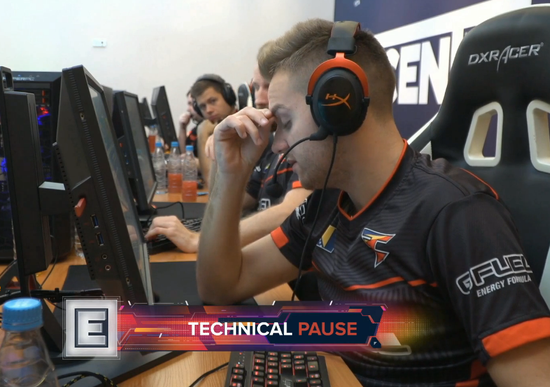 与VP比赛的FaZe选手NiKo正在做“眼保健操”（生无可恋的下一阶段）