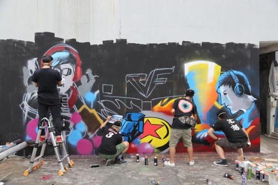 小贾和朋友们正在画第一版涂鸦至于将cfpl,cfml几个字母放到最中间,小