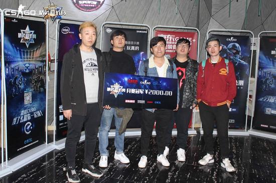 左一为帕斯优，右一为V5