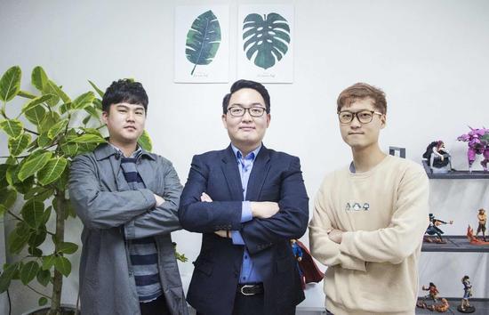 中间为WUCG Korea 总负责人金廷泌