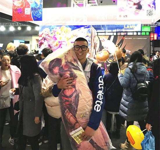 参与现场活动获得周边的粉丝