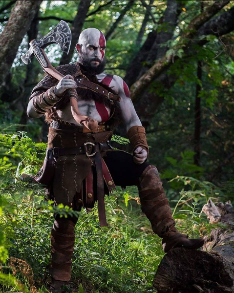 《战神4》神级cos 奎托斯手提智慧树首级霸气亮相