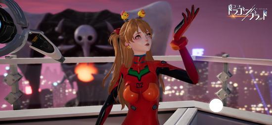 日本玩家与巨型使徒合影