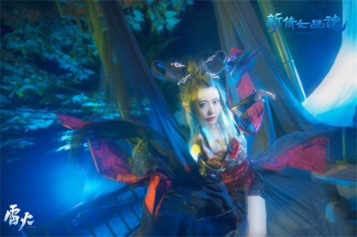 黑小倩逆光而上 英气十足