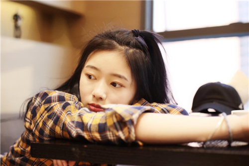 斗鱼主播“秃头少女小雨”