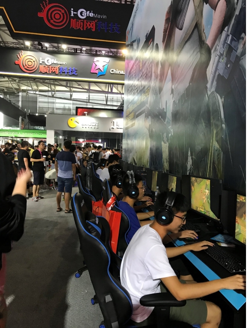 看看，顺网网吧热闹馆，是不是很热闹！