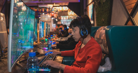 选手聚精会神，全情投入比赛