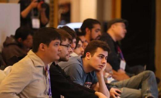 外国电竞媒体现场采访
