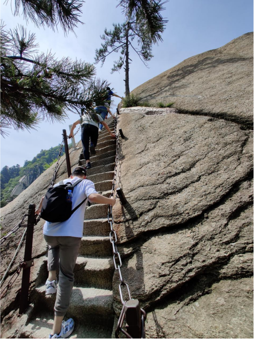 北通员工攀登华山