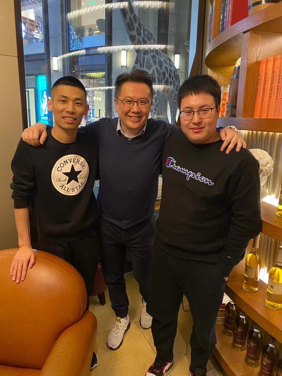 雷熙文(中)与无锋科技创始人吴迪飞(右),联合创始人旭旭宝宝(左)合影