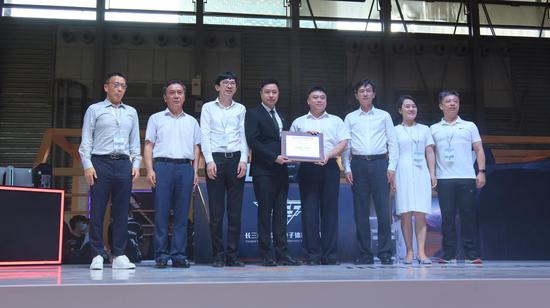 亚洲电子体育联合会 总干事 刘钊向主办地-上海金山区授牌，并与赛事组委会见证代表一同合影