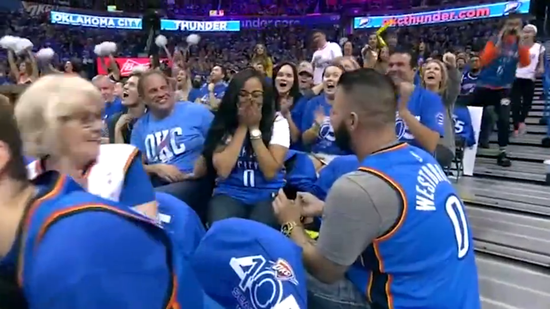 俄克拉荷马城雷霆队的赛季揭幕战上，雷霆队的球迷现场求婚
