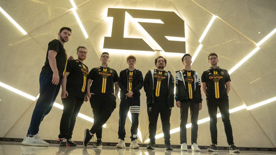 VIT在RNG总部合影留念